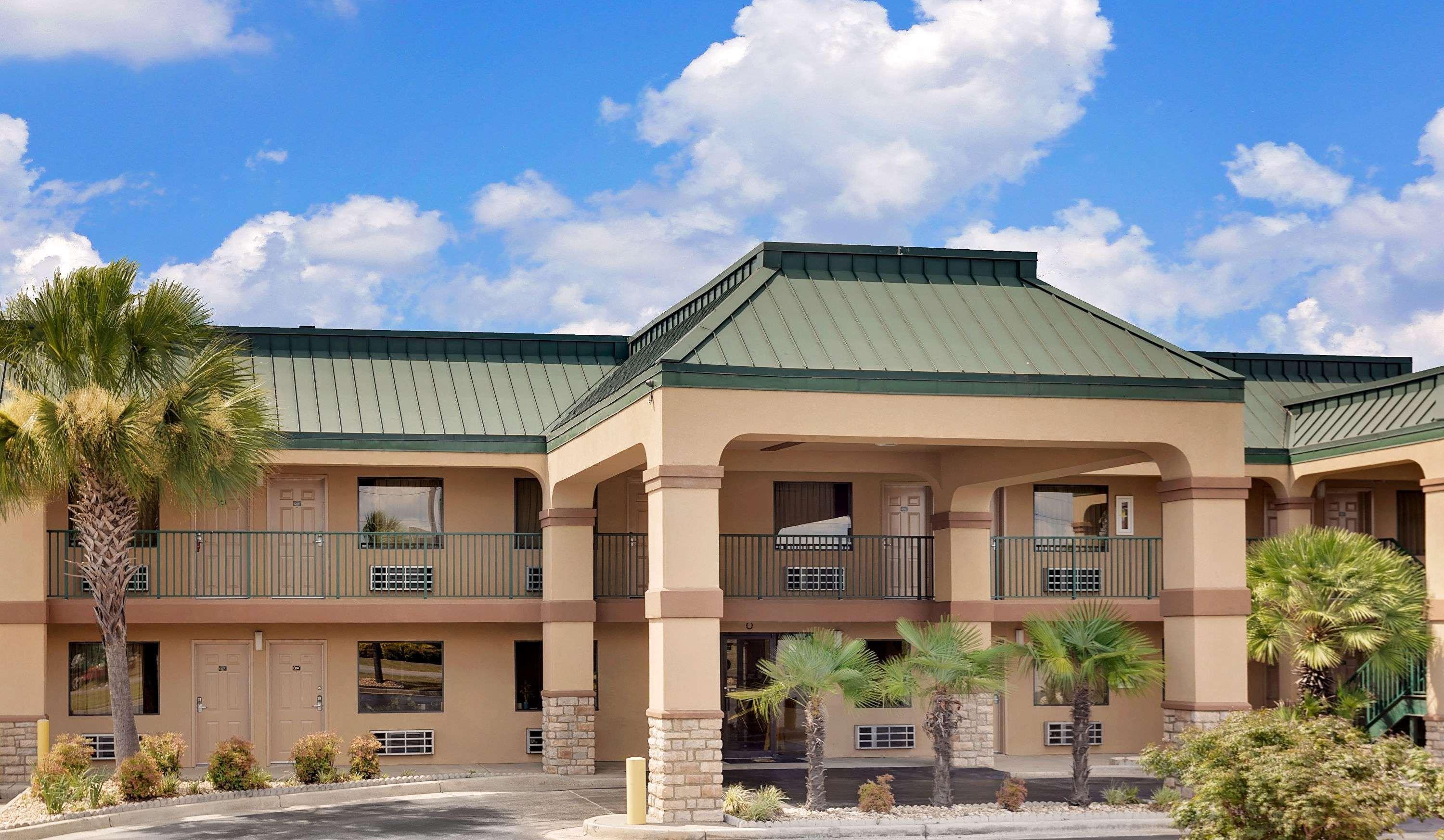 Super 8 By Wyndham Byron/South Macon Hotel Exterior photo