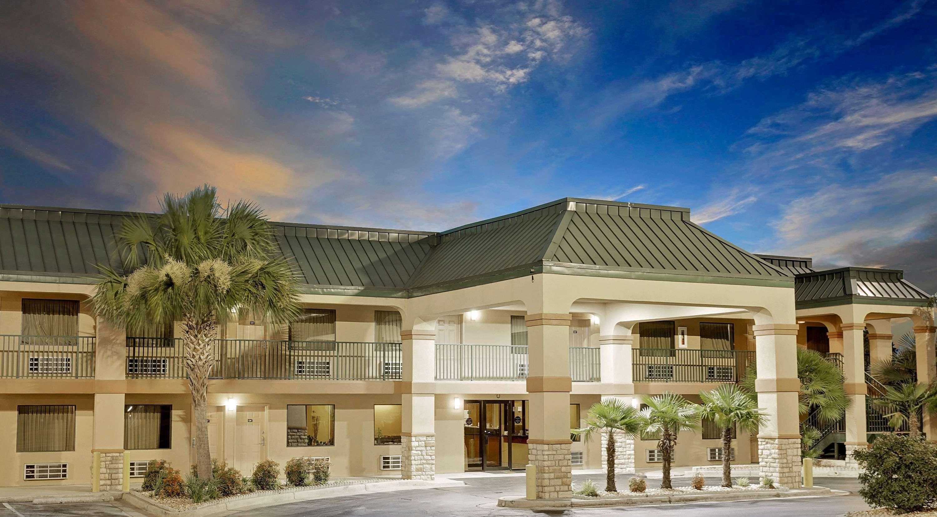 Super 8 By Wyndham Byron/South Macon Hotel Exterior photo