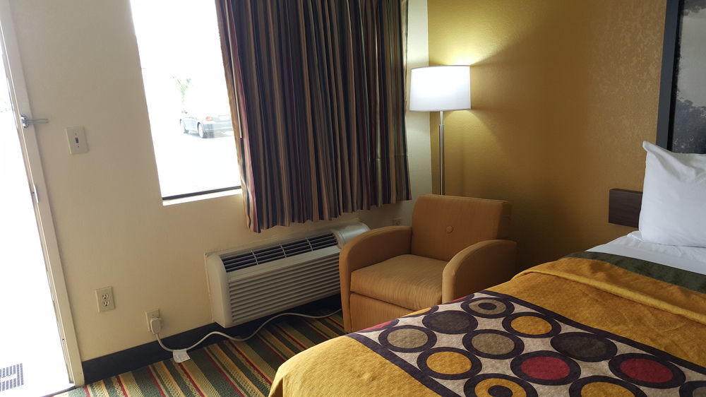 Super 8 By Wyndham Byron/South Macon Hotel Exterior photo