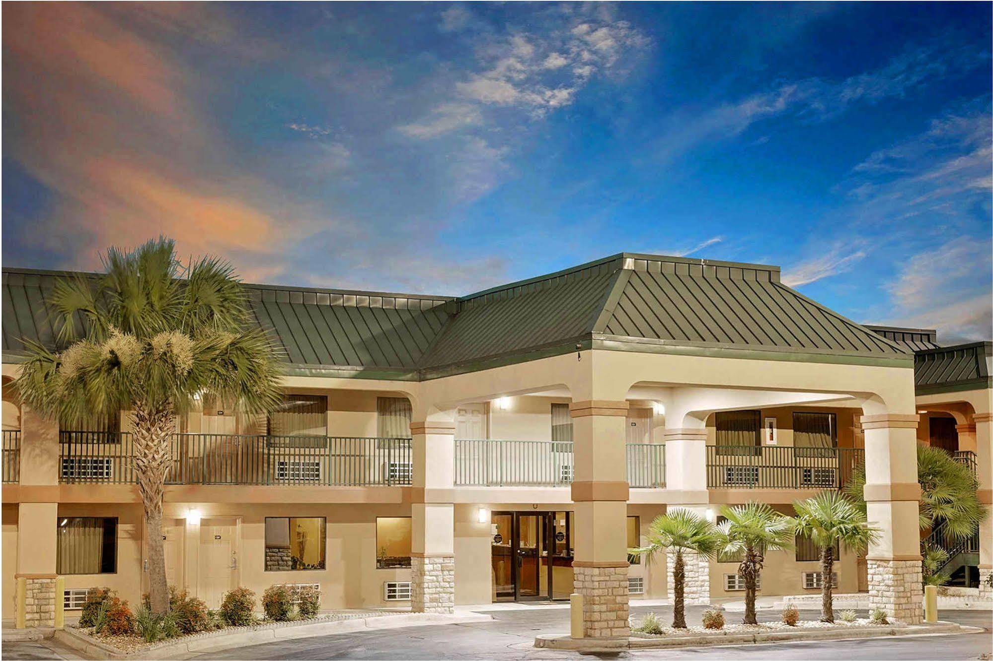 Super 8 By Wyndham Byron/South Macon Hotel Exterior photo